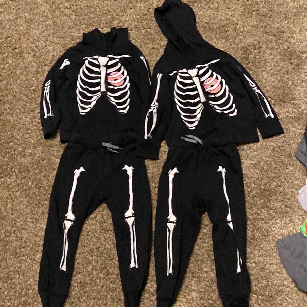 Old Navy Twin sweatsuits 4t
